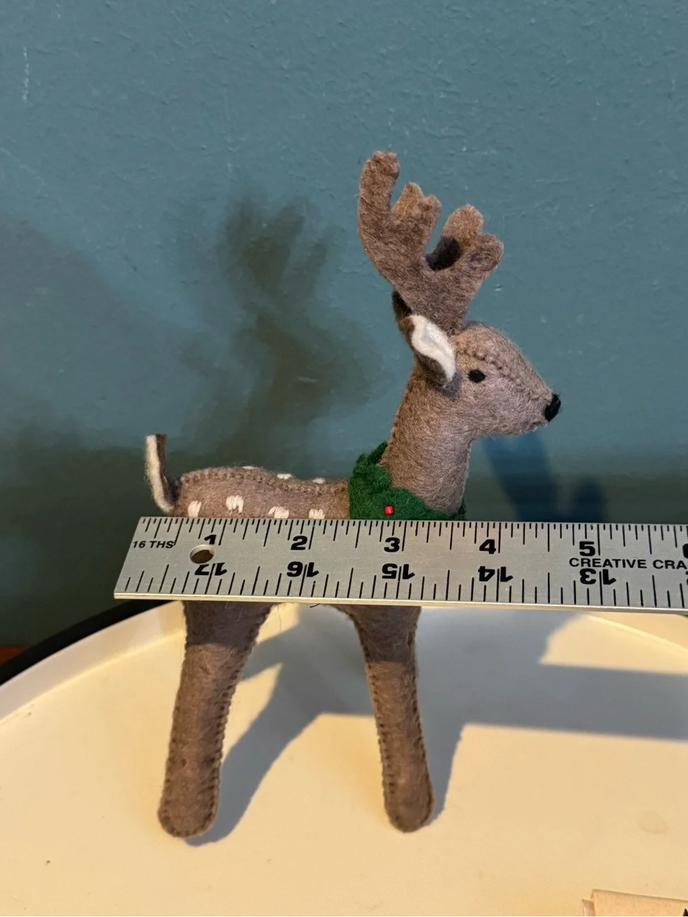 Festive Winter Wreath Deer / Fawn, Classic Christmas Decor